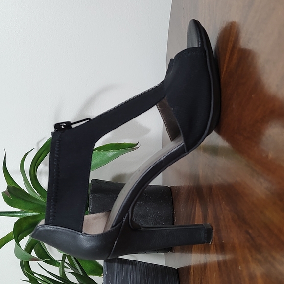 Shoes: Moda Black Zipper Heels - Picture 2 of 8